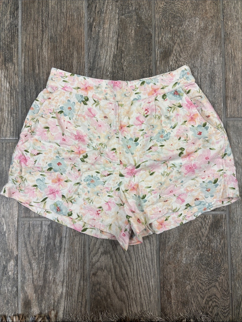 Abercrombie & Fitch High floral Linen Blend Pink & Cream Linen Shorts
Size Small